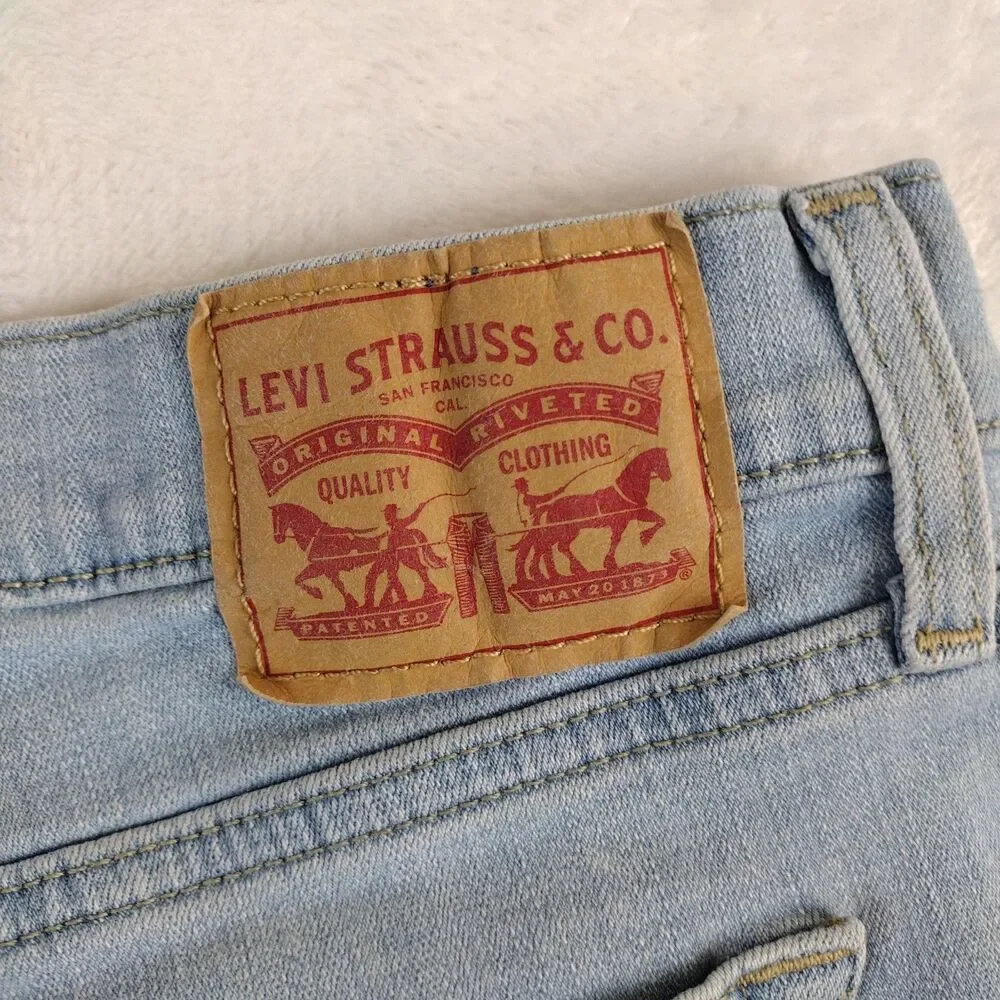 Levi Strauss Boyfriend Jeans Womens Size 32 Light Wash Denim Relaxed Fit Stretch